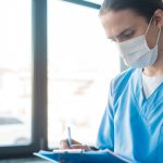 Avantajele urmării unui curs de infirmieră: Oportunități și perspective de carieră
