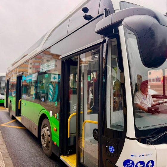 autobuz vandalizat Bacău