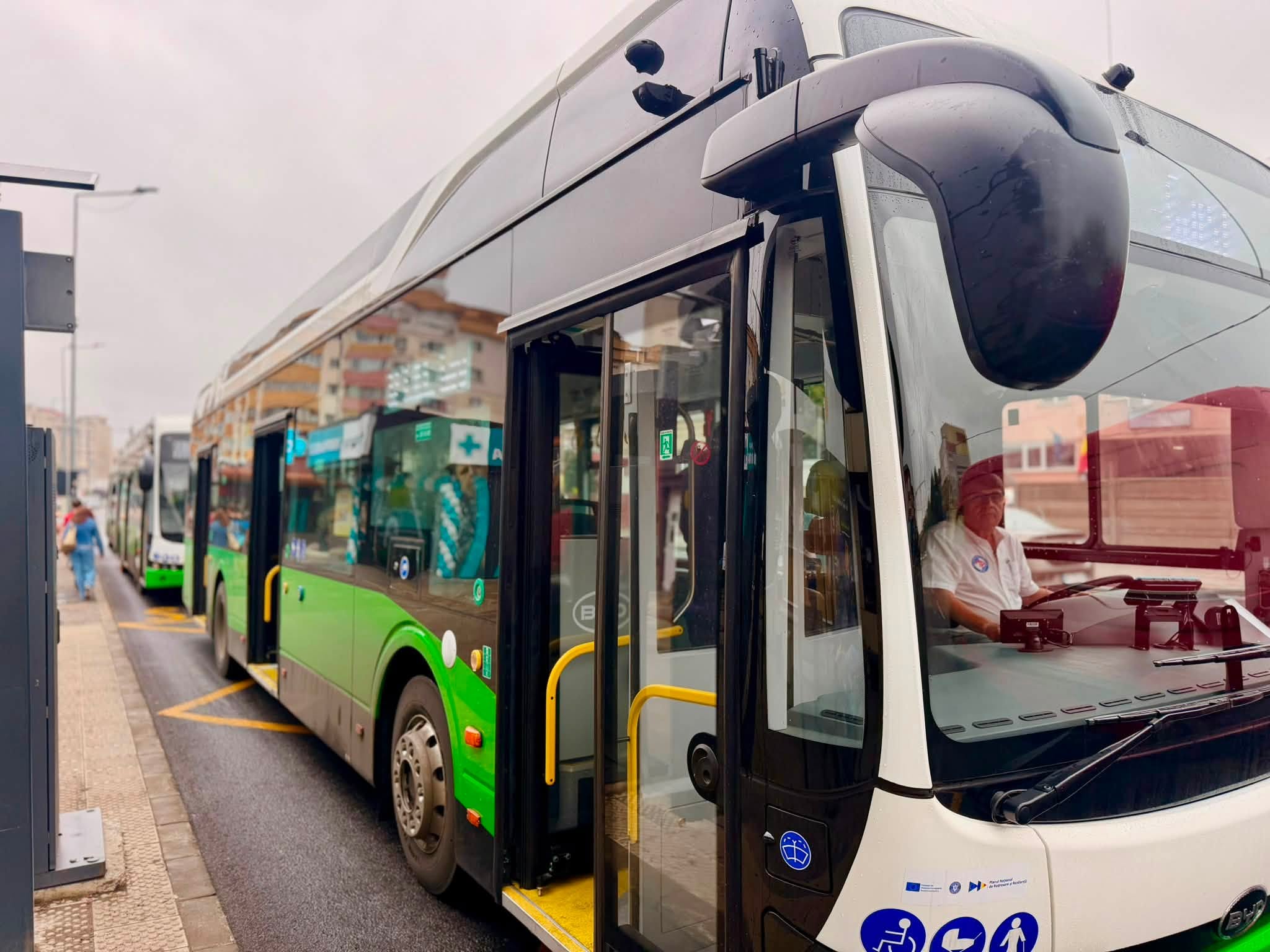 autobuz vandalizat Bacău