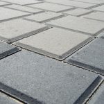 Cum întreții o curte cu pavele în Argeș și ce faci când apar buruieni între rosturi